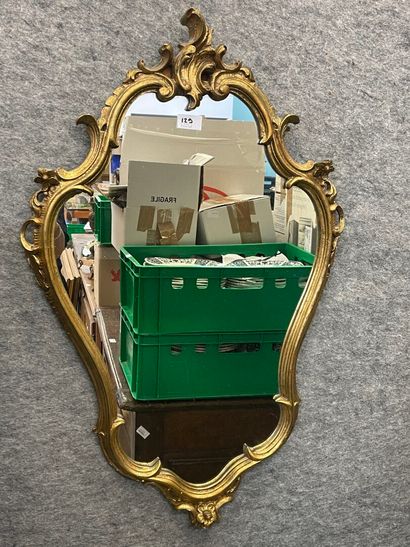 Miroir de forme chantourné à décor de fleur...