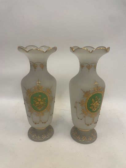 Paire de vases en opaline à décor doré
H...