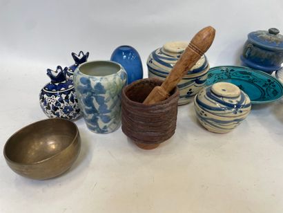 Lot de bibelots diver dont pots couverts,...