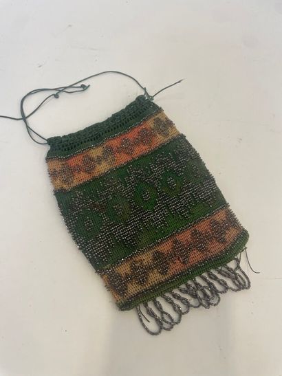 Petite bourse en perlé
15 x 11 cm