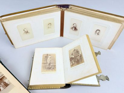 Réunion de 3 albums in- 8 ou in-12 de photographies...