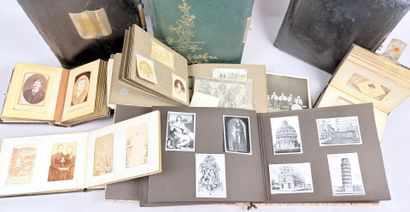 8 albums partiellement remplis de photographies...