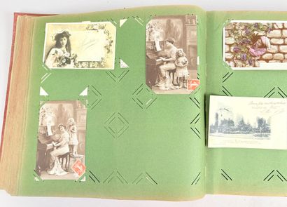 2 albums de cartes postales partiellement...