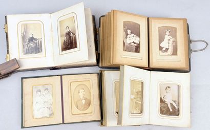 4 petits albums de photographies familiales...