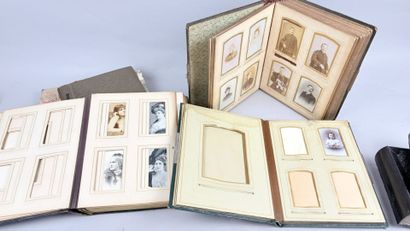 8 albums partiellement remplis de photographies...