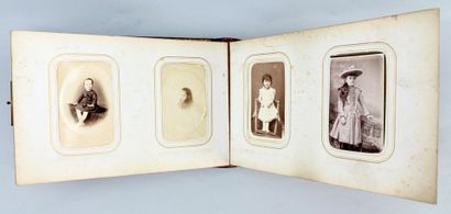 Album de photographies principalement portraits...