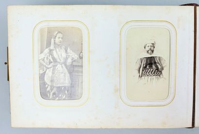 Album de photographies principalement portraits...