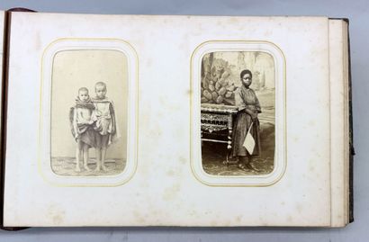 Album de photographies principalement portraits...