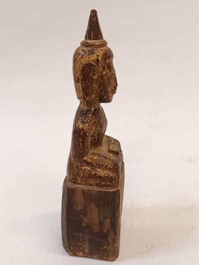 Petit Bouddha accroupi en bois doré,
H :...