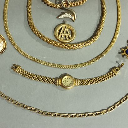 Un lot de bijoux fantaisie en métal doré,...