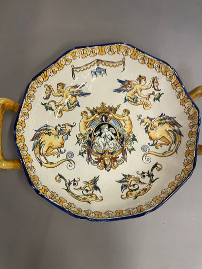 GIEN coupe en faience à deux anses à décor...