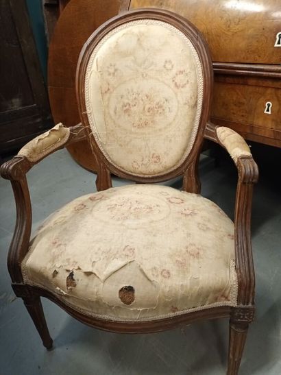 Fauteuil médaillon en bois naturel
Epoque...