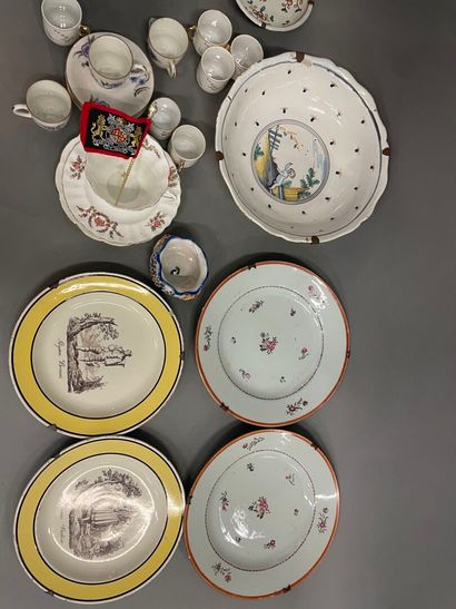 Lot d'assiettes en porcelaine et faience...