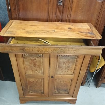 Petite armoire en bois clair à décor peint...