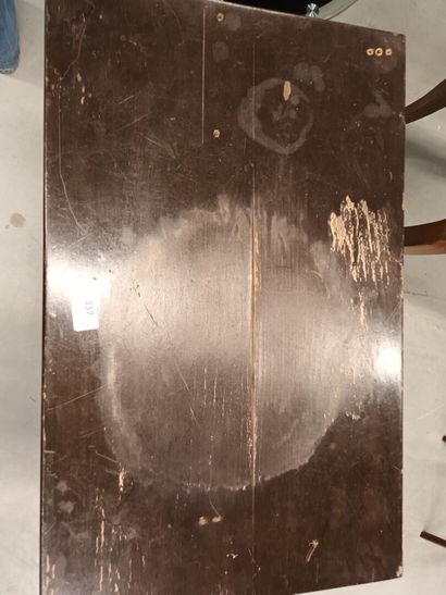 Petite table en bambou laqué noir 
60 x 58...