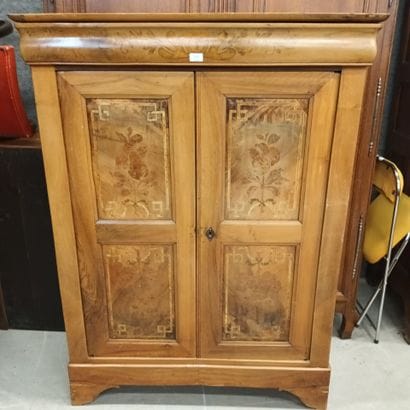 Petite armoire en bois clair à décor peint...