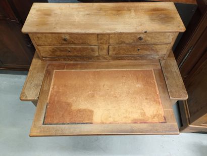 Bureau bonheur du jour en bois de placage,
Epoque...