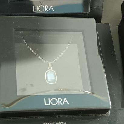 Lot de bijoux Swaroswsky en métal et pierres...