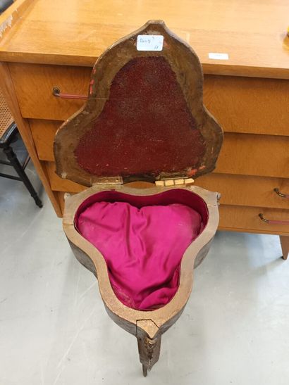 Petite table tripode en bois et papier mâché
H...
