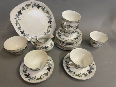 ROYAL DOULTON Burgundy, 
Six tasses et sous...