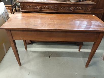 Table bureau ouvrant par deux tiroirs juxtaposés...