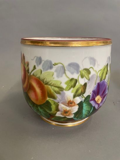Cache pot en porcelaine peinte de fruit 
19ème...