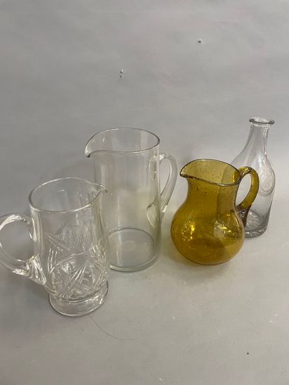 Lot de carafes dont une en cristal et une...
