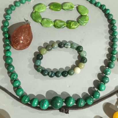 Lot de colliers et bracelets en perles de...