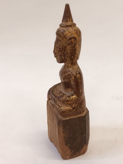 Petit Bouddha accroupi en bois doré,
H :...
