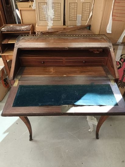 Petit bureau de pente en bois de plaquage...