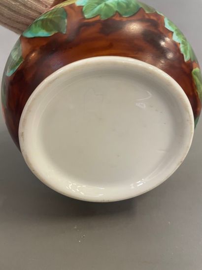 Cache pot en porcelaine peinte de fruit 
19ème...