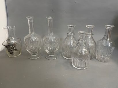 Suite de 6 carafes en verre taillé