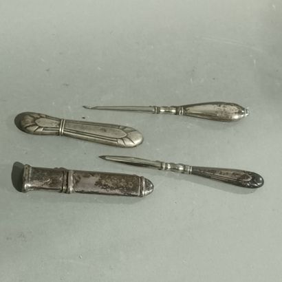 Un porte aiguilles en argent (Sanglier),...