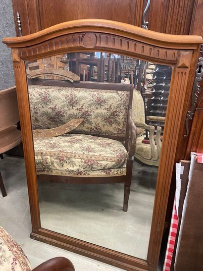 Miroir de cheminée en bois mouluré et sculpté...