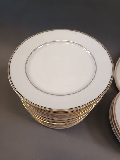 Un lot de vaisselle blanche et dorée, dont...