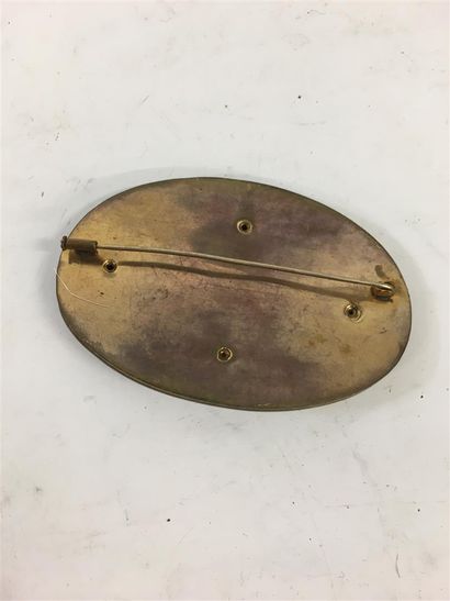 Broche ovale en émail avec perles 
8 x 5.5...