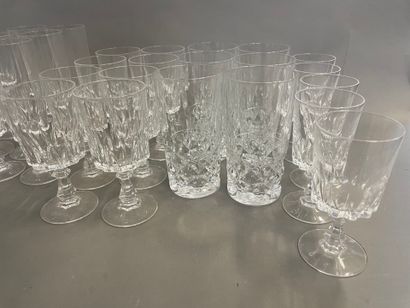Partie de service de verres en verre taillé...
