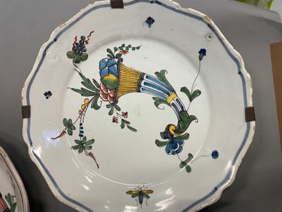 Lot d'assiettes en faience à bord chanto...