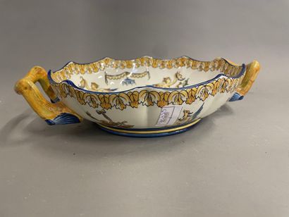 GIEN coupe en faience à deux anses à décor...