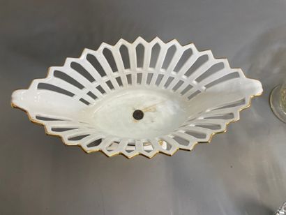 PARIS, XIXe. 
Coupes en porcelaine de forme...