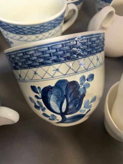Lot de tasses à thé à décor bleu et blanc...