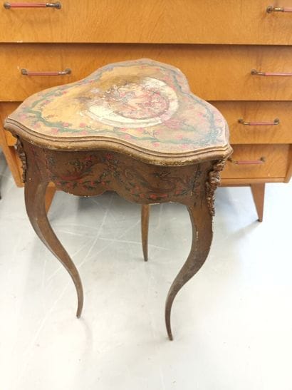 Petite table tripode en bois et papier mâché
H...
