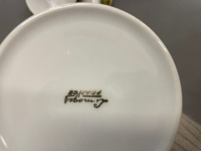 Dejeuner en porcelaine de Limoges comprenant...