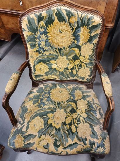 Fauteuil à dos plat en bois naturel sculpté...