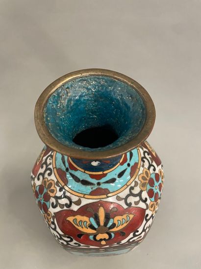 Un vase en bronze cloisonné à pans coupés...
