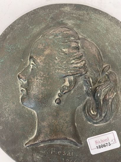 Médaillon en bronze
Profil de femme
Signé...