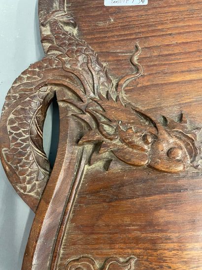 Chine, plateau en bois sculpté à décor de...