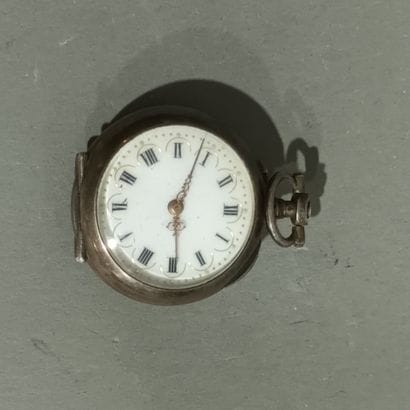 Une petite montre de col en argent,
Système...