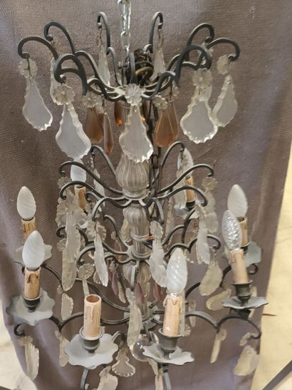 Grand lustre en laiton, et pampilles de cristal...
