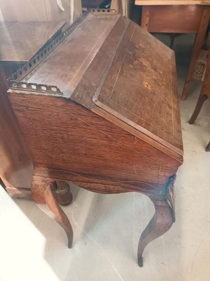 Petit bureau de pente en bois de plaquage...